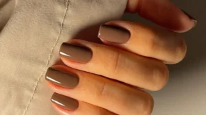 Unhas bem cuidadas com esmalte marrom para crescimento saudável
