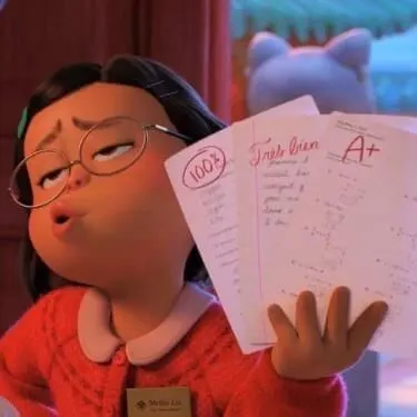 Personagem de óculos exibindo orgulhosamente provas com notas máximas e avaliações positivas, representando o sucesso e o bom desempenho acadêmico