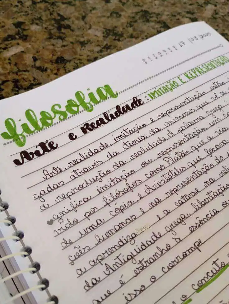 Página de caderno com anotações de estudo, destacando a palavra "Filosofia" escrita em verde com a técnica de lettering, ilustrando o resultado final de como fazer um título com brush pen.