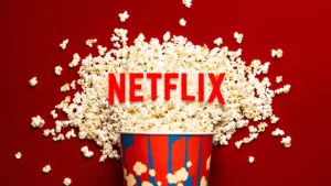Balde de pipoca com o logotipo vermelho da Netflix sobre fundo vermelho em destaque - blog radarpratico